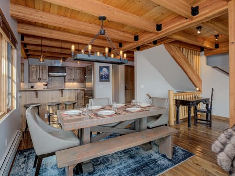 AM 5 Silver Star, Dining, 2