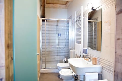 Double Room, Annex Building | Bathroom | Shower, free toiletries, bidet, towels