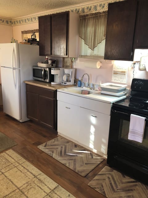 Fully equipped kitchen, including Mr. coffee maker, and Keurig!
