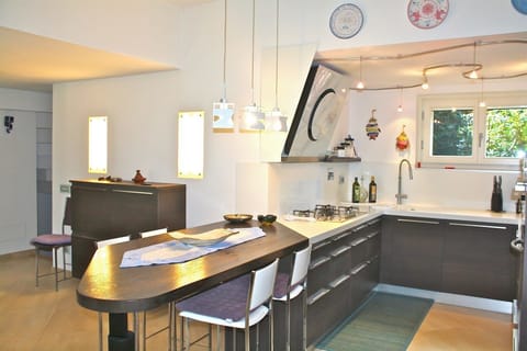 Villa (6 Bedrooms) | Private kitchen | Dishwasher