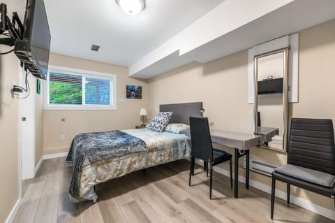 Queen Suite with Private Bathroom and Private Kitchenette | Blackout drapes, soundproofing, free WiFi, bed sheets