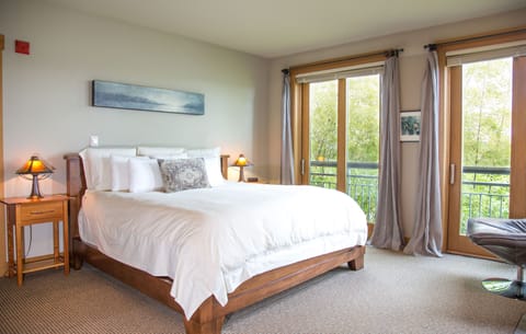 Cottage, 1 King Bed, Non Smoking | Premium bedding, down comforters, iron/ironing board, free WiFi