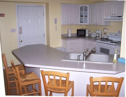 Full Kitchen - diswasher, microwave and fridge