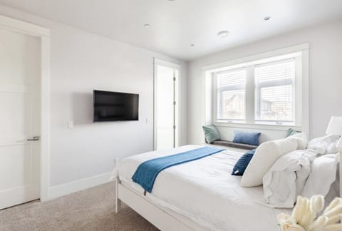 Classic Double Room, 1 Queen Bed, Non Smoking | Premium bedding, desk, laptop workspace, blackout drapes