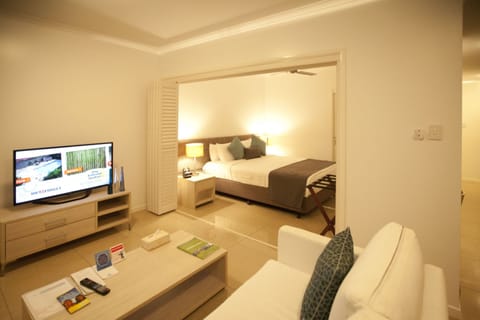 Executive Suite | Premium bedding, pillowtop beds, minibar, in-room safe