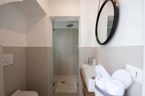 Traditional Double Room, 1 Queen Bed | Bathroom shower