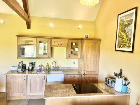 Fully fitted kitchen with all appliances and utensils