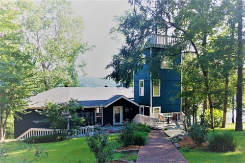 Front of the house... Come and knock on our door, we've been waiting for you!