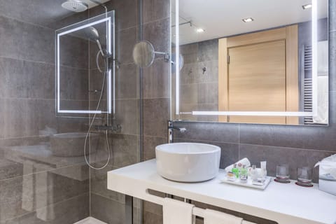 Superior Room | Bathroom | Eco-friendly toiletries, hair dryer, towels