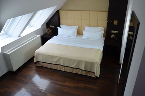 Duplex | Premium bedding, in-room safe, blackout drapes, iron/ironing board