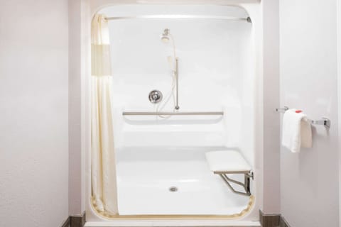 Combined shower/tub, free toiletries, hair dryer, towels