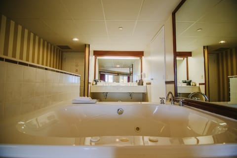 King Spa Room – 1 King & Spa Tub | Iron/ironing board, free WiFi, bed sheets, wheelchair access