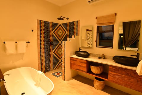  Deluxe Room, Garden View, Single | Bathroom | Deep soaking tub, rainfall showerhead, free toiletries, hair dryer