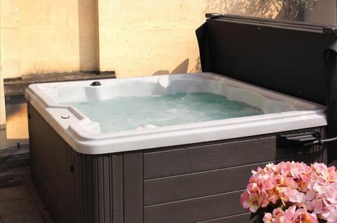 House, Private Bathroom | Outdoor spa tub