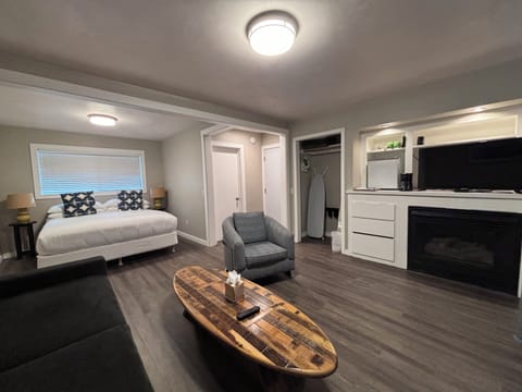 Garden View King JR Suite - Not Pet Friendly | Iron/ironing board, free WiFi, bed sheets