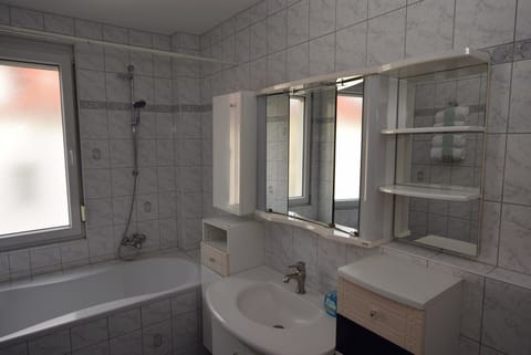 Apartment, 4 Bedrooms (111) | Bathroom | Bathtub