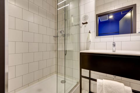 Classic Single Room, 1 Twin Bed, Non Smoking | Bathroom | Shower, free toiletries, hair dryer, towels