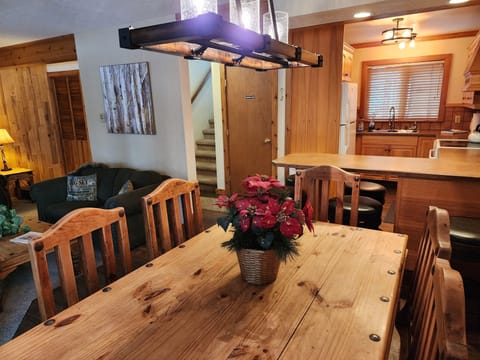 Dining room table with 7 chairs and island with 5 stools. Fully equipped kitchen