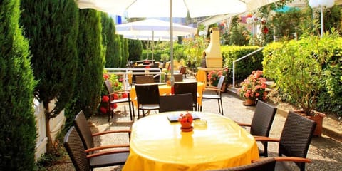 Breakfast, lunch, dinner served; alfresco dining