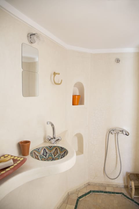 Standard Twin Room | Bathroom | Shower, hair dryer, towels