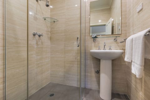 Executive King Room | Bathroom | Shower, free toiletries, hair dryer, towels