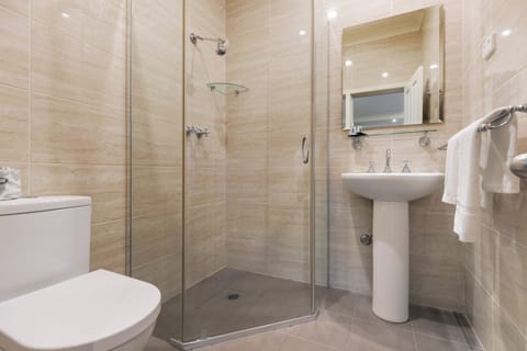 Executive King Room | Bathroom | Shower, free toiletries, hair dryer, towels