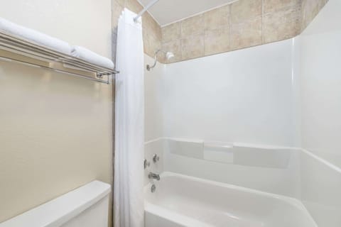 Combined shower/tub, free toiletries, hair dryer, towels