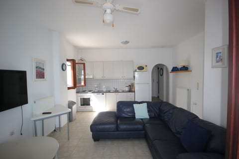 Downstairs lounge/kitchen with WIFI 50 in flat screen TV