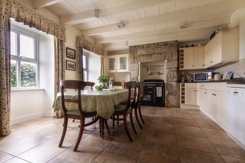 Spacious kitchen/ dining room