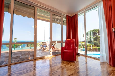 Suite con Terrazza Vista Mare (Spa/Club Lounge Access) | Living area | 40-inch LCD TV with satellite channels, TV, DVD player