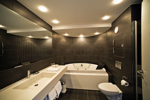 Suite | Bathroom | Shower, rainfall showerhead, hair dryer, towels