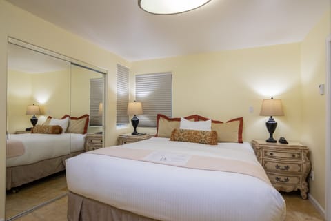 King Suite with Full Kitchen | Free WiFi, bed sheets