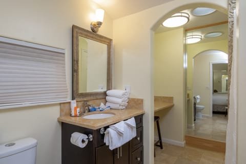 King Suite with Full Kitchen | Bathroom | Shower, free toiletries, hair dryer, towels