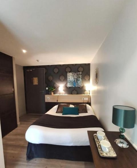 Desk, soundproofing, free wired internet, bed sheets