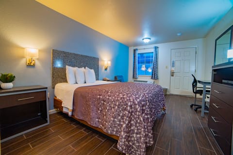 Standard Room, 1 Queen Bed | 1 bedroom, premium bedding, pillowtop beds, blackout drapes