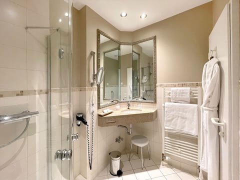 Superior Single Room | Bathroom | Free toiletries, hair dryer, bathrobes, slippers