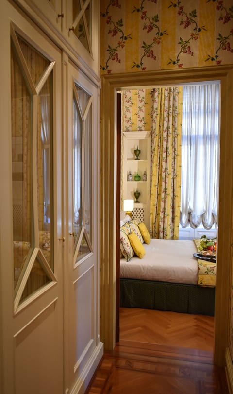 Deluxe Room, Corner | Premium bedding, down comforters, pillowtop beds, in-room safe