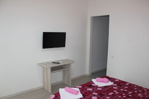 Luxury Double Room | Desk, iron/ironing board, free cribs/infant beds, rollaway beds