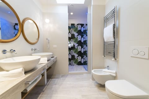 Family Quadruple Room | Bathroom | Shower, free toiletries, hair dryer, bidet