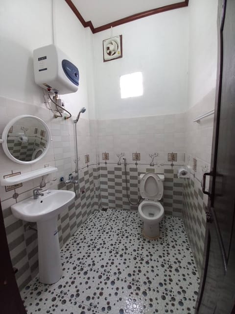 Deluxe Twin Room | Bathroom | Shower, slippers, towels