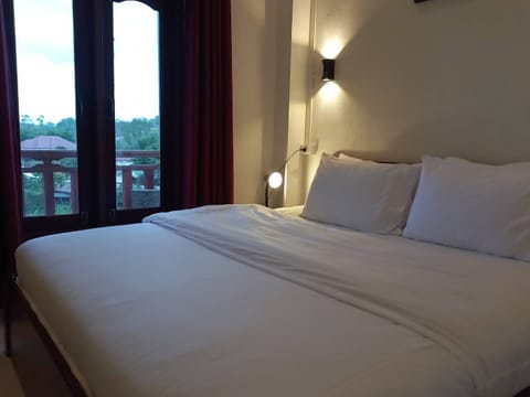 Deluxe Double Room | 1 bedroom, pillowtop beds, desk, blackout drapes