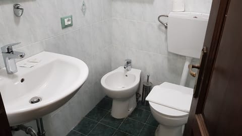Club Duplex, 1 King Bed, Non Smoking (Corniglia) | Bathroom | Shower, free toiletries, bidet, towels