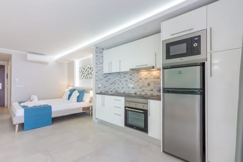 Studio, 1 Queen Bed | Private kitchen | Fridge, microwave, stovetop, coffee/tea maker