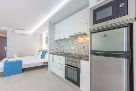 Studio, 1 Queen Bed | Private kitchen | Fridge, microwave, stovetop, coffee/tea maker