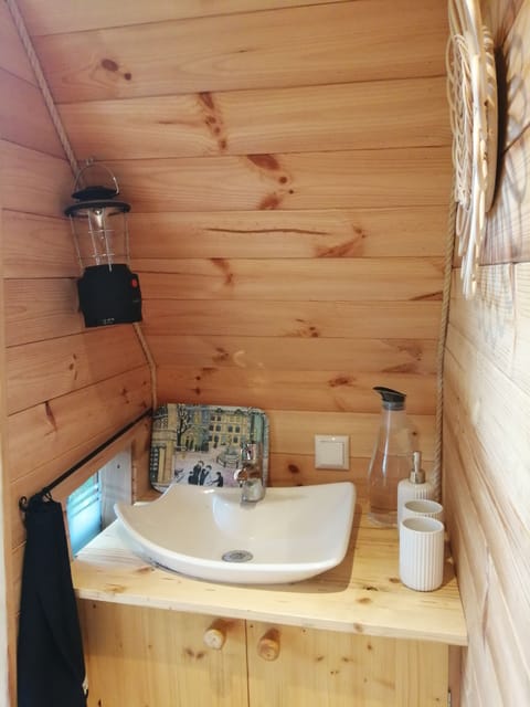 Cabin | Bathroom | Shower, rainfall showerhead, free toiletries, hair dryer