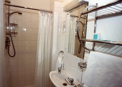 Double Room, 1 Double Bed, Non Smoking | Bathroom | Free toiletries, hair dryer, towels