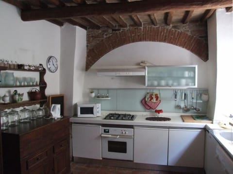 The fully equipped Kitchen has an eating area