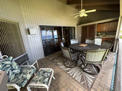 Lanai dining and wet bar