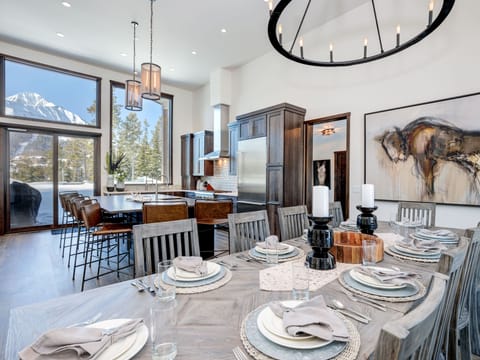 MVC Speaking Eagle, Dining 1