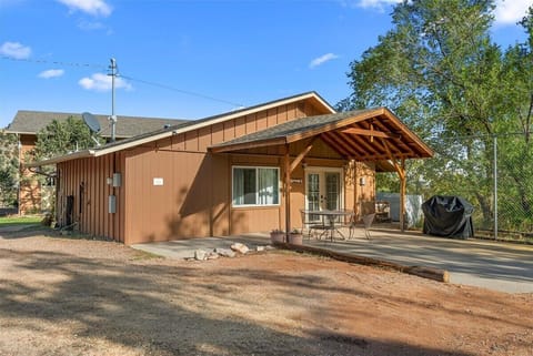 The Cottage - 2 bedrooms, one shared bathroom, living room, kitchen